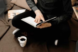 読書する男性
